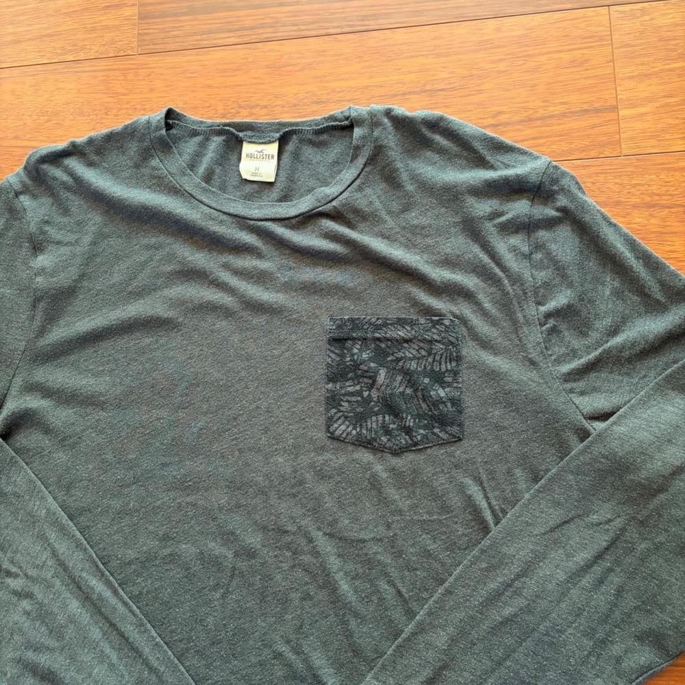 Y2K Hollister Mens Long Sleeve Pocket Tee Charcoal Gray Tropical Pattern Pocket